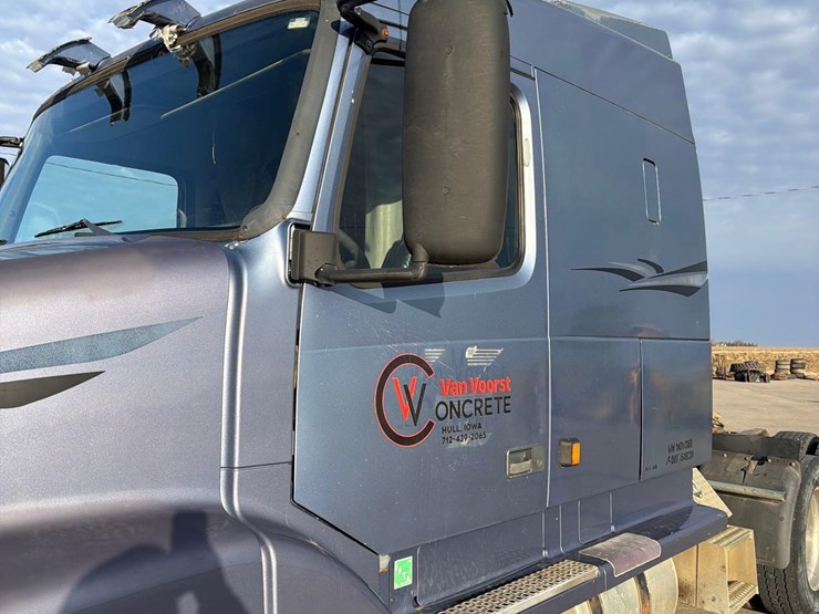 2001-volvo-vn-image-15