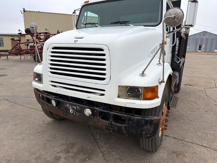 2000-international-8100-image-14