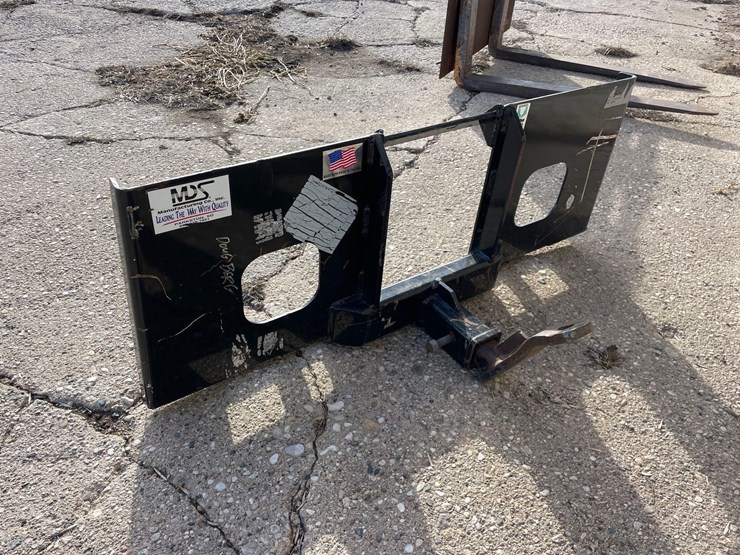 skidloader-quick-tach-receiver-hitch-plate-image-1