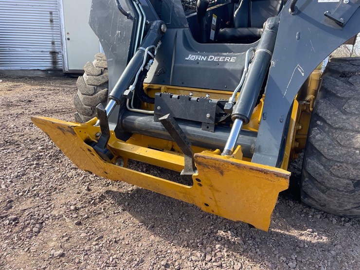 2017-deere-320e-image-10