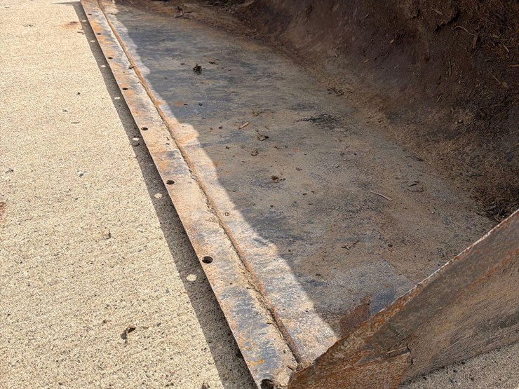 skidloader-82”-skidloader-bucket-image-6