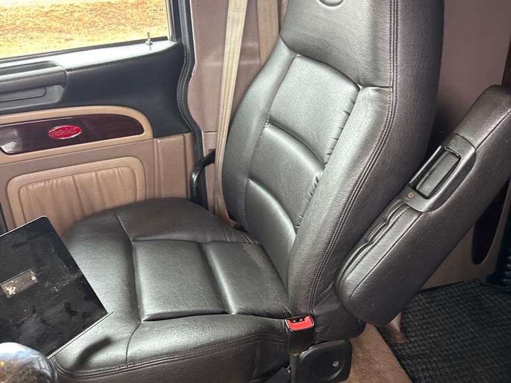 2016-peterbilt-389-image-77