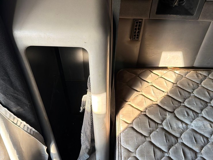 2001-volvo-vn-image-46