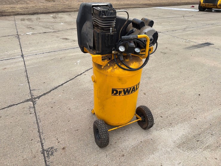 dewalt-30-gallon-air-compressor-image-1