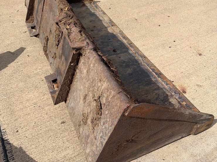 skidloader-82”-skidloader-bucket-image-9