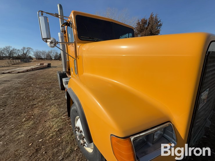 2001-freightliner-fld120-image-9