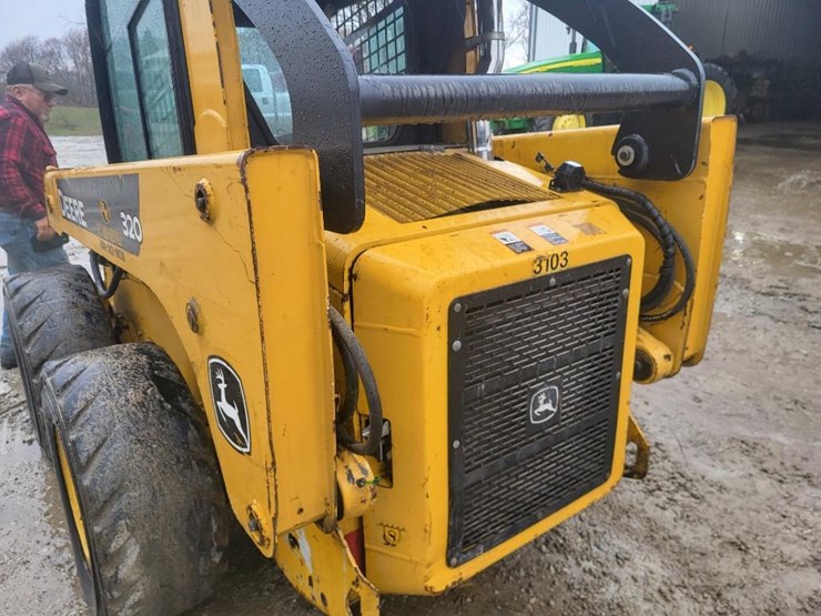 deere-320-image-23