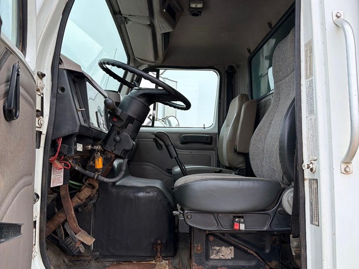 2000-international-8100-image-29