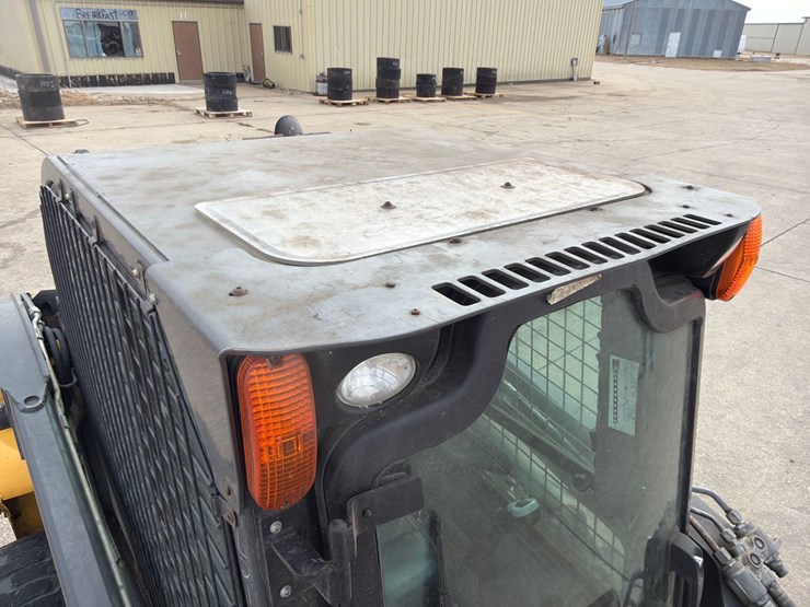 2011-new-holland-l218-image-24