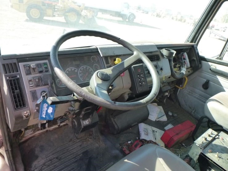 2001-freightliner-fl70-image-9