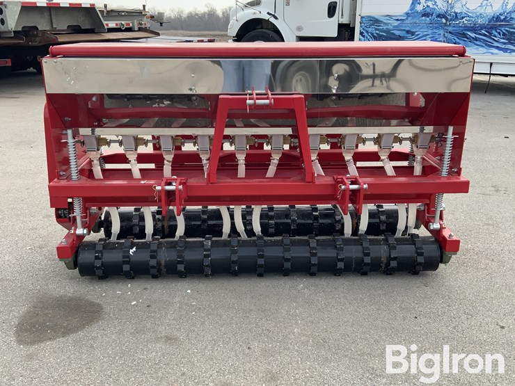 2025-massey-ferguson-730-image-2