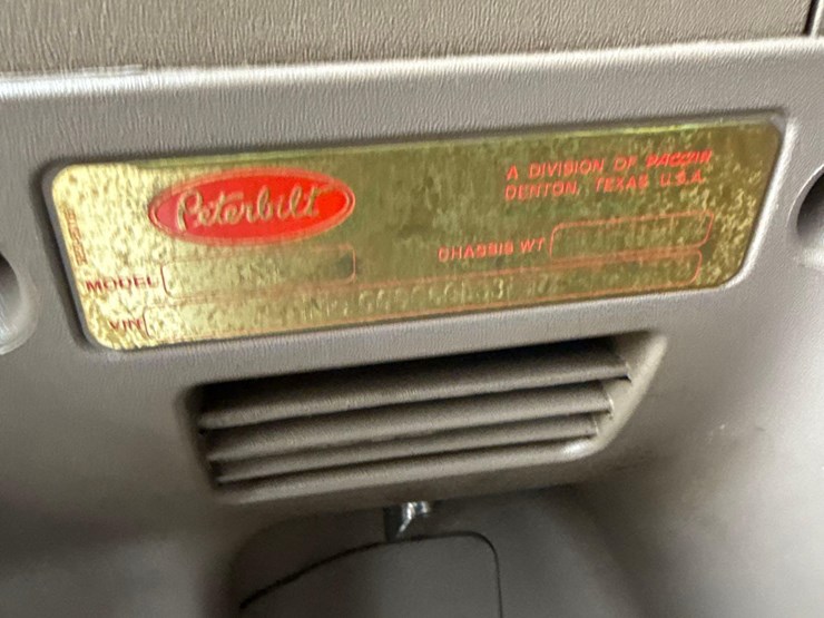 2016-peterbilt-389-image-100