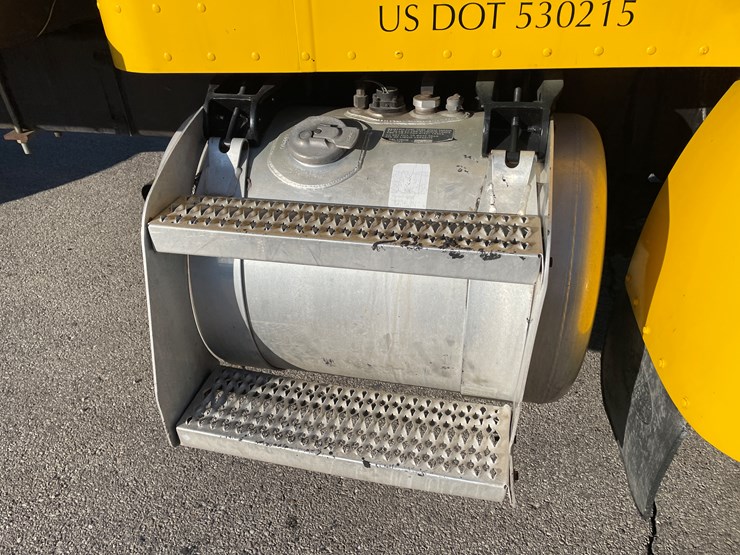 1999-peterbilt-330-image-28