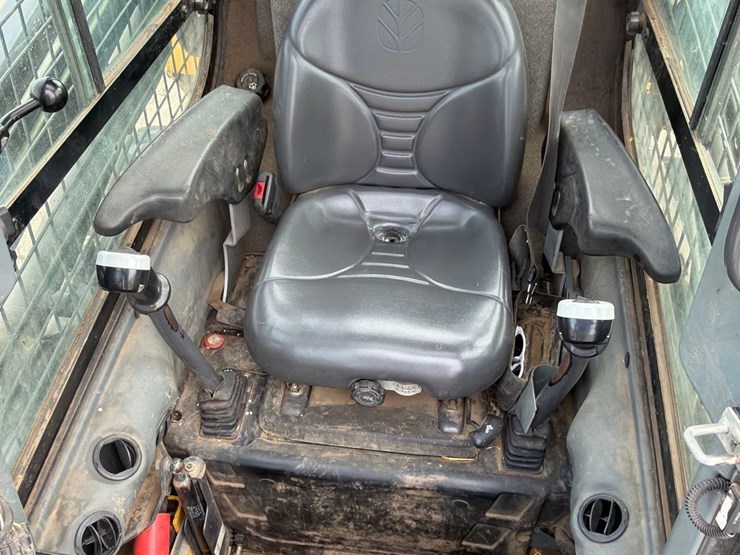 2011-new-holland-l218-image-33