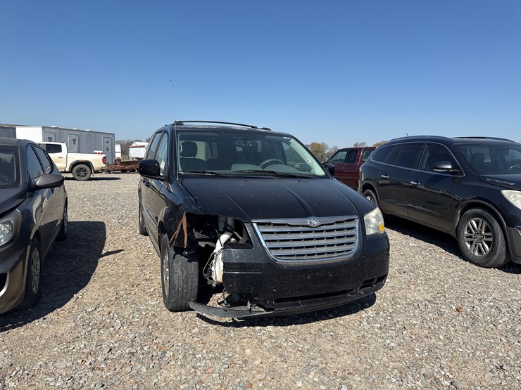 2009-chrysler-town-&-country-image-2