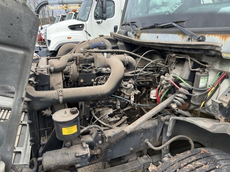 1998-freightliner-fl70-image-13