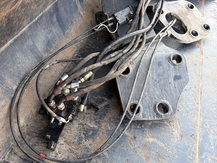 2013-new-holland-855tl-image-12