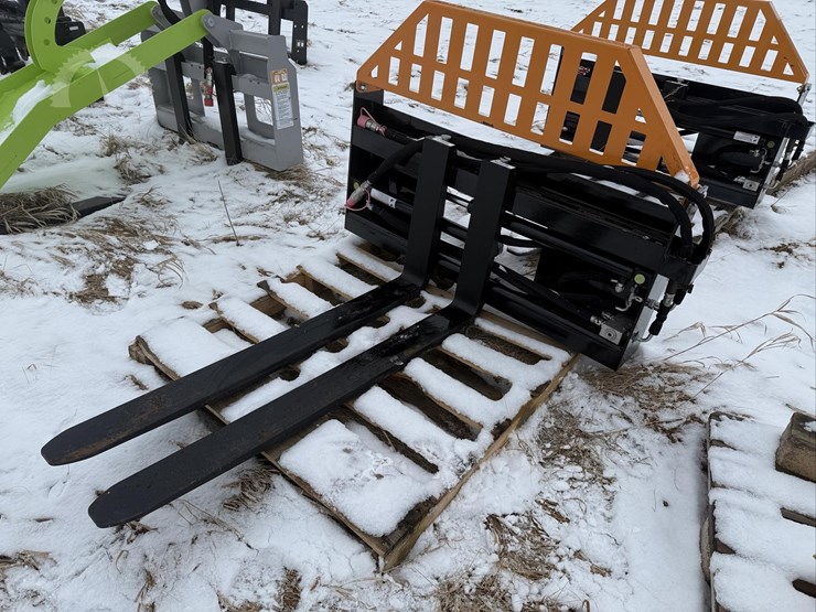 48"-wolverine-hydraulic-pallet-forks-image-3