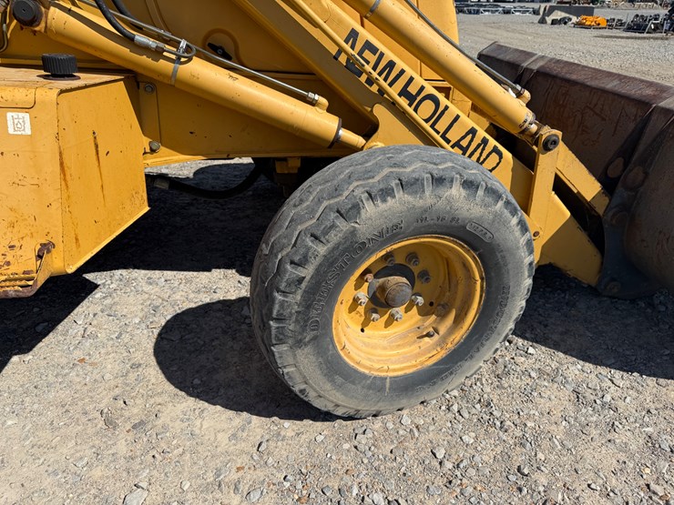 new-holland-555e-image-30