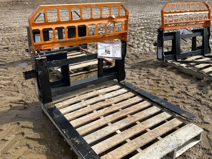 4,000#-48"-skidsteer-pallet-forks-image-1