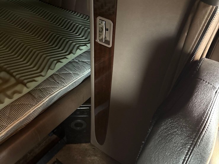 2016-peterbilt-389-image-85