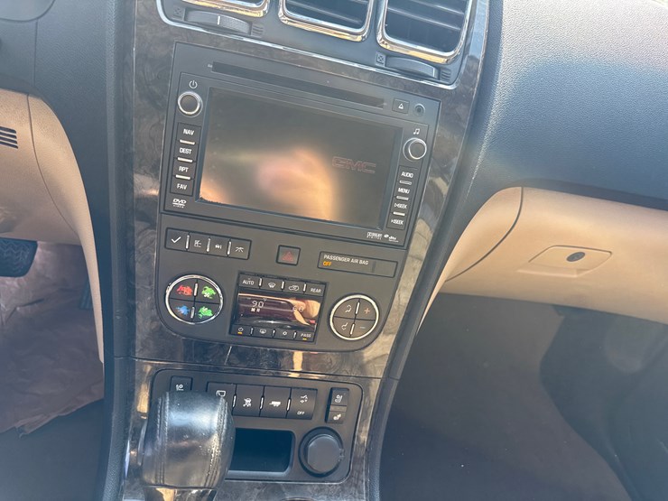 2011-gmc-acadia-image-38