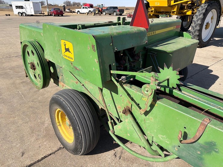 john-deere-336-image-17