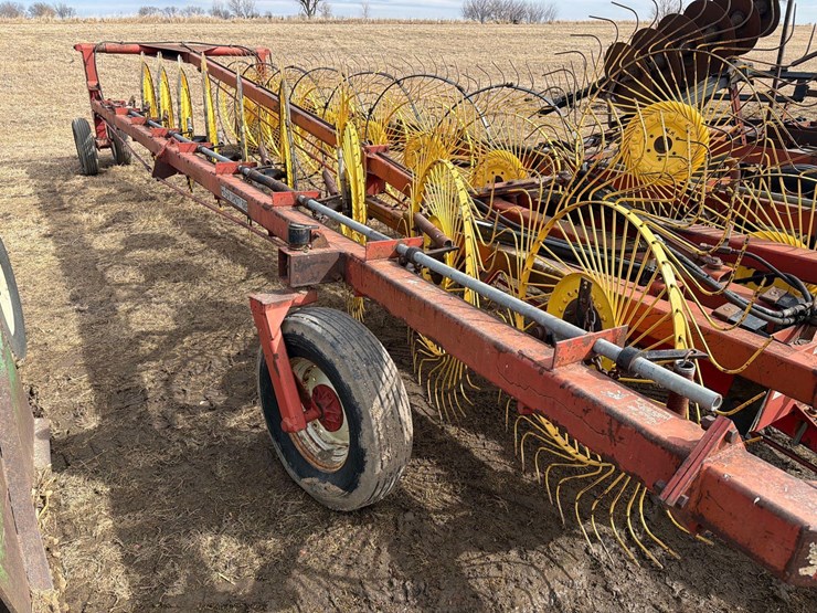 h&s-18-wheel-pull-type-rake-image-12