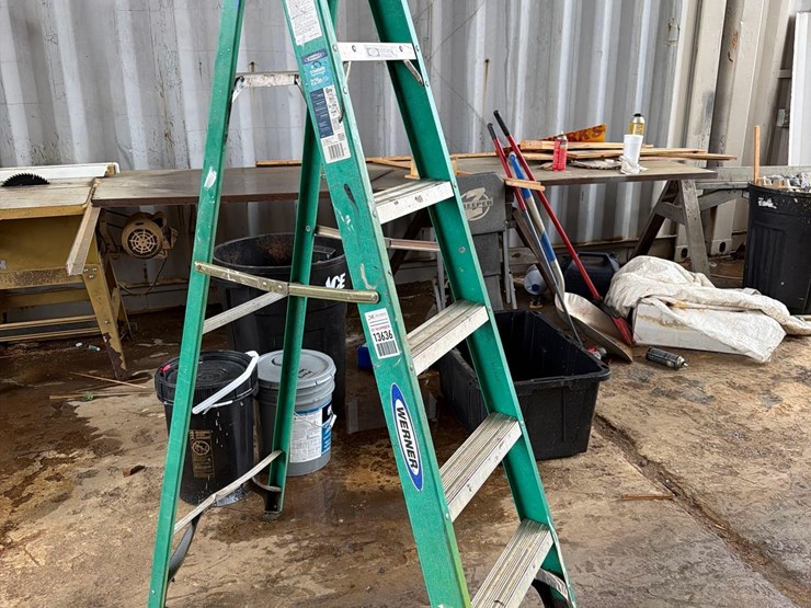 werner-6-fiberglass-ladder-image-1