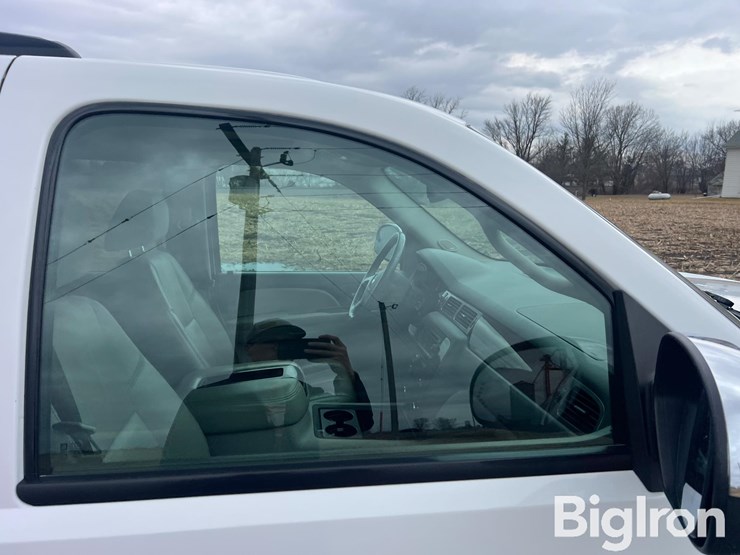 2007-chevrolet-suburban-image-13