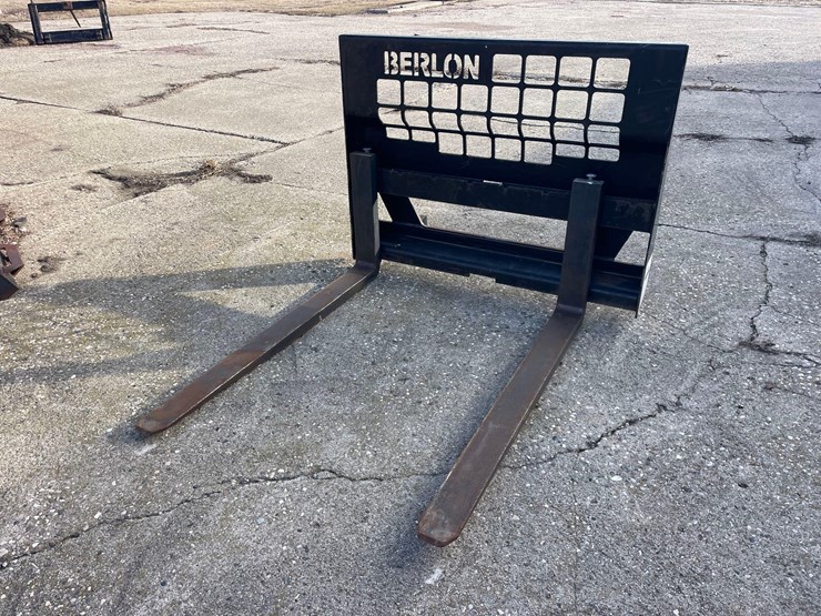 2016-case-ih-l765-image-1