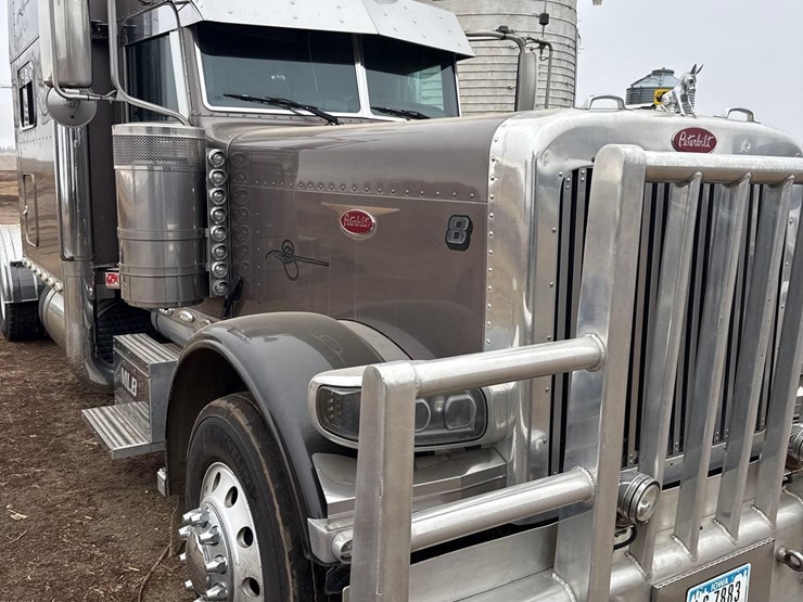 2016-peterbilt-389-image-35