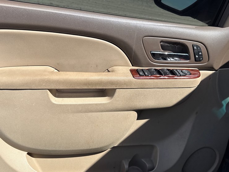 2010-chevrolet-tahoe-image-32