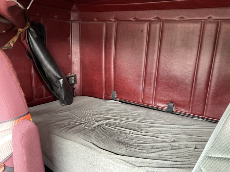 1996-freightliner-fld120-image-9