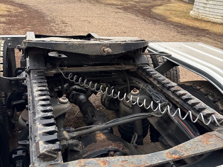 2016-peterbilt-389-image-23