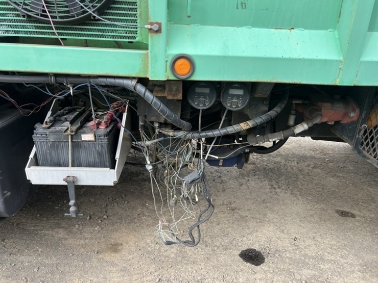 1998-freightliner-fl70-image-12