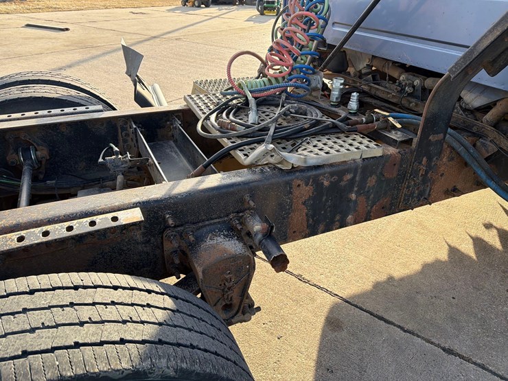 2001-volvo-vn-image-25