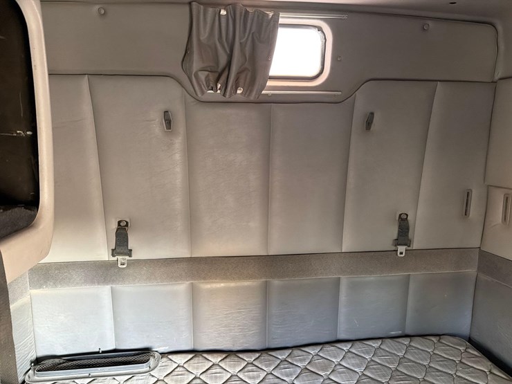 2001-volvo-vn-image-49