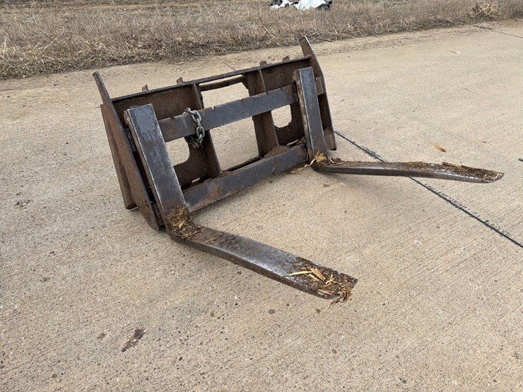 skidloader-quick-tach-pallet-forks-image-1