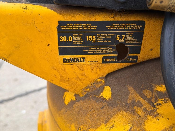 dewalt-30-gallon-air-compressor-image-3