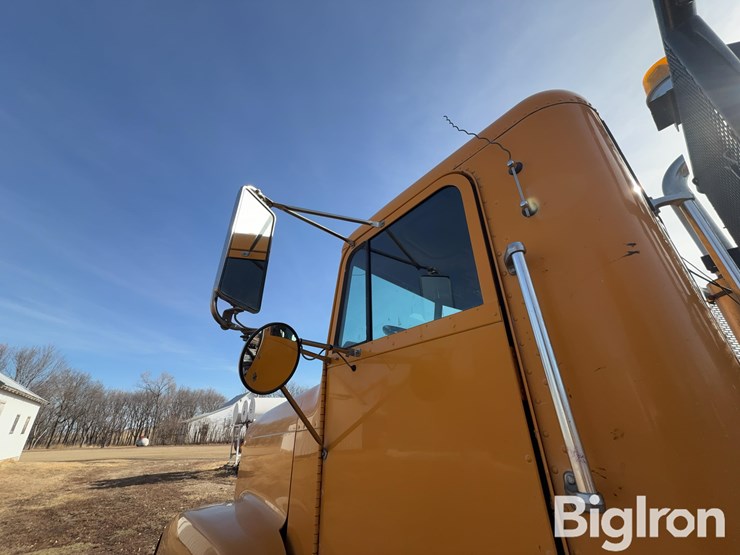 2001-freightliner-fld120-image-15