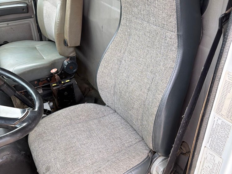 2000-international-8100-image-32