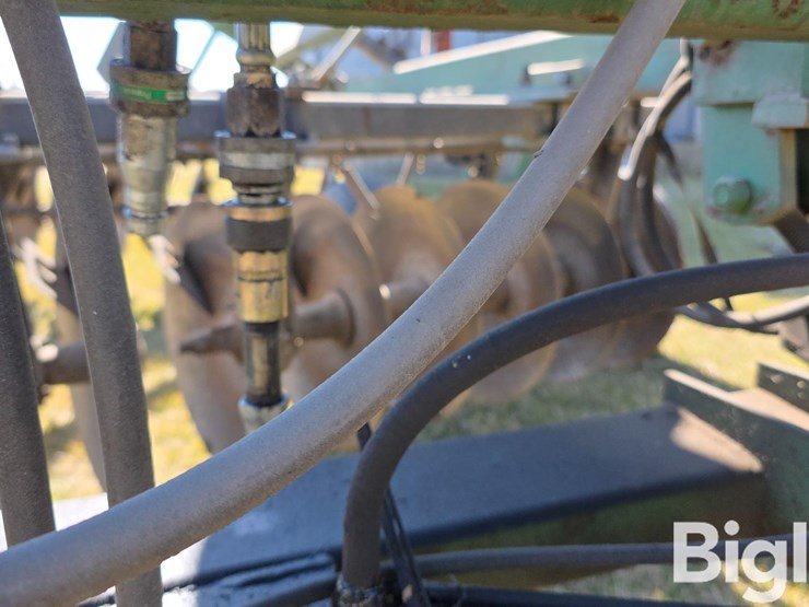 john-deere-220-image-12