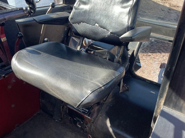 allis-chalmers-7040-2wd-tractor-image-30