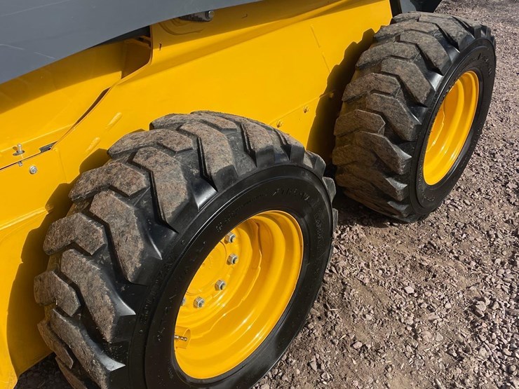 2017-deere-320e-image-16