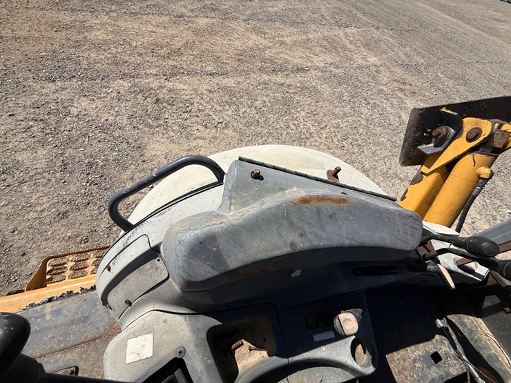 new-holland-555e-image-53