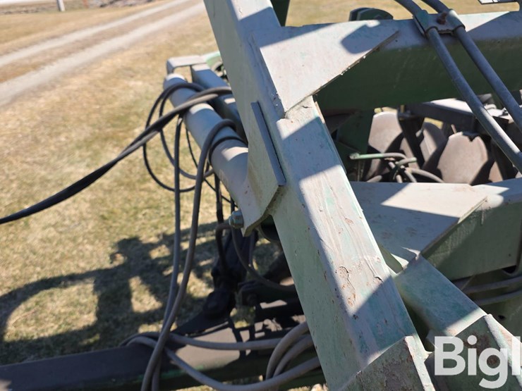 john-deere-220-image-16