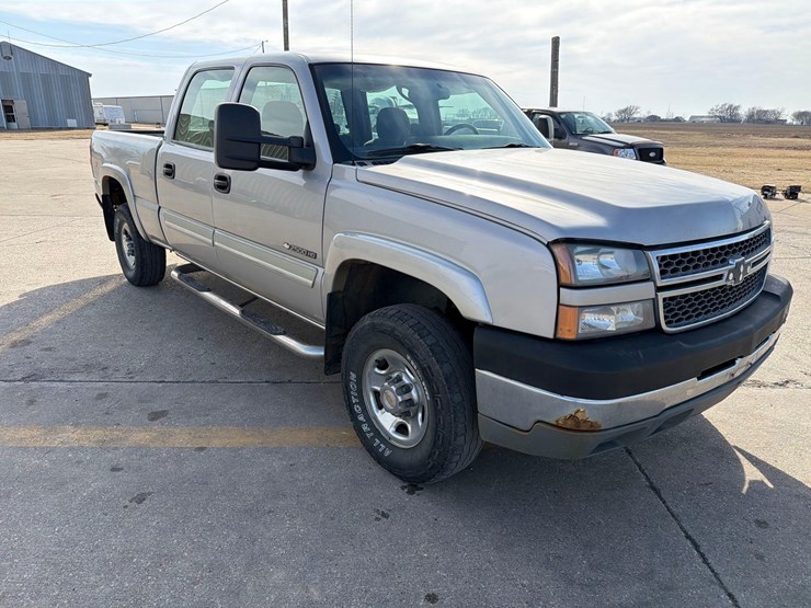 2005-chevrolet-k2500-image-3