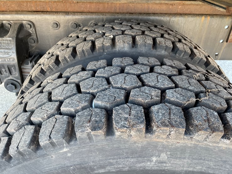 1999-peterbilt-330-image-16