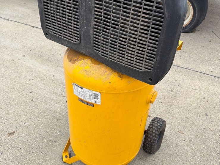dewalt-30-gallon-air-compressor-image-5